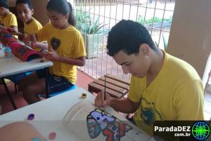 Crianças aprendem a pintar em telhas na LBV