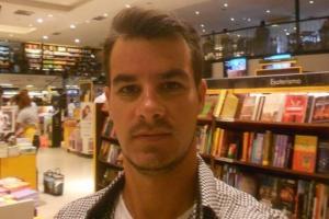 Escritor de Paranaíba busca recursos para publicar seu primeiro livro